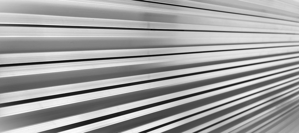 Aluminiumschienen in der Ferne zusammentreffend